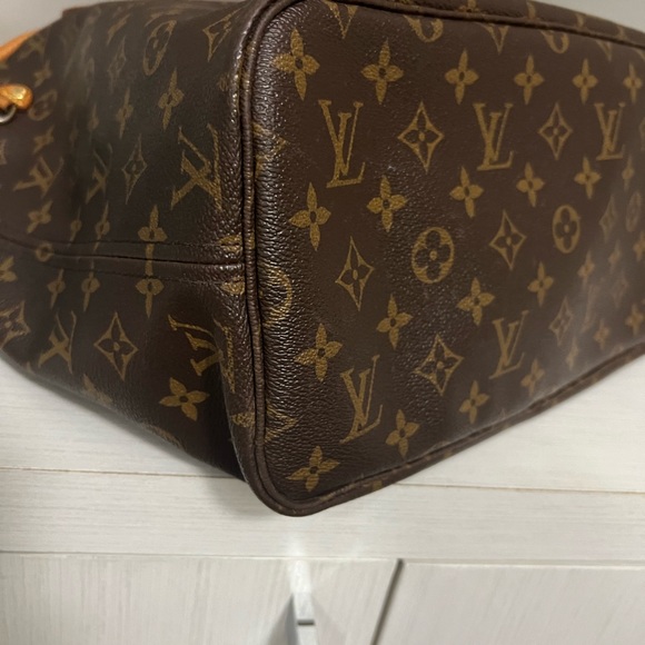 LV The Neverfull MM tote unites timeless design with heritage details. - Picture 6 of 7